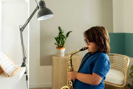 Foto: Kind spielt Saxophon